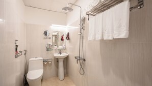 Ein modernes Badezimmer mit Toilette, Waschbecken und Dusche.