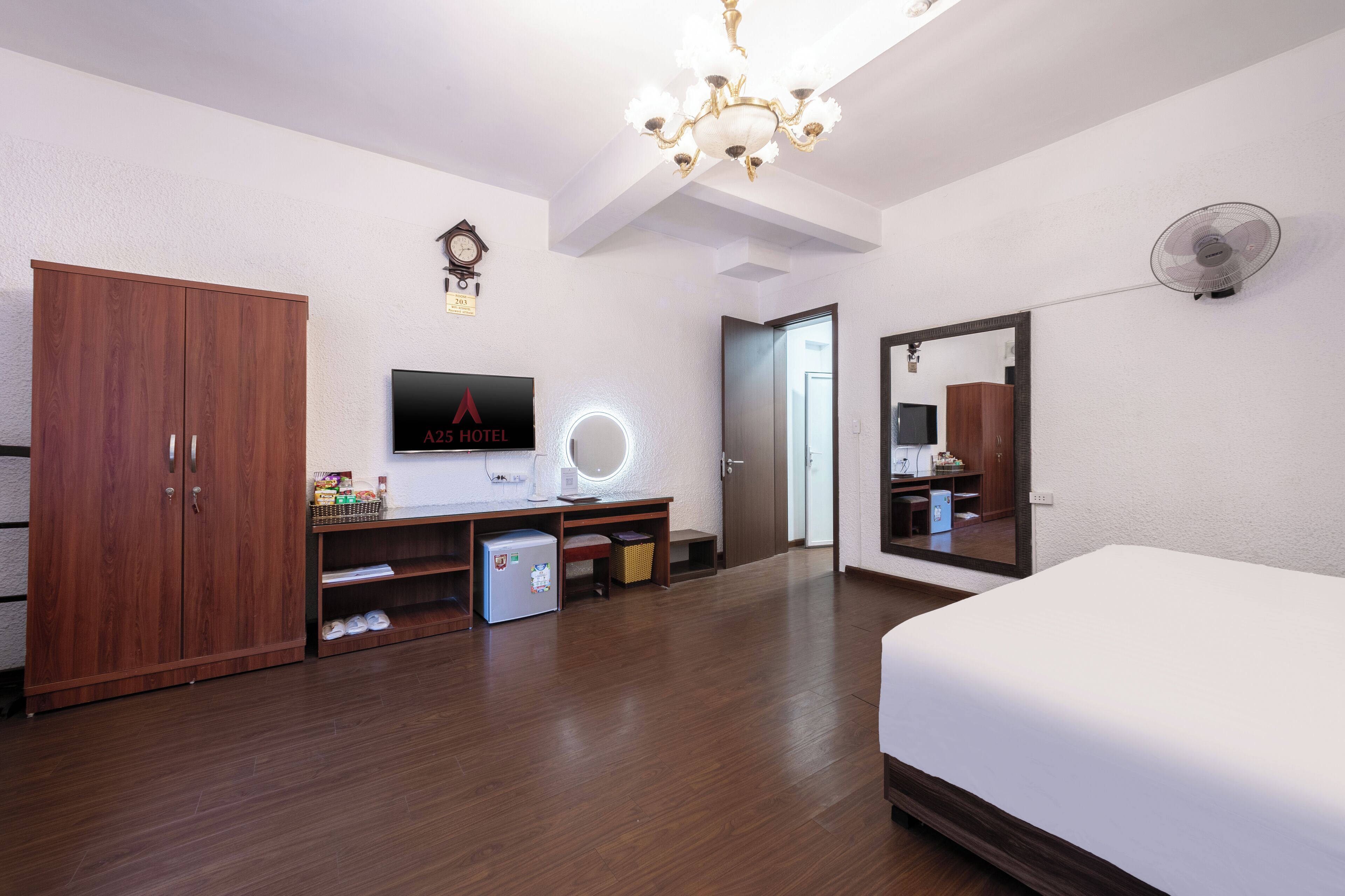 Suite Vip Room | Minibar, in-room safe, blackout curtains, iron/ironing board