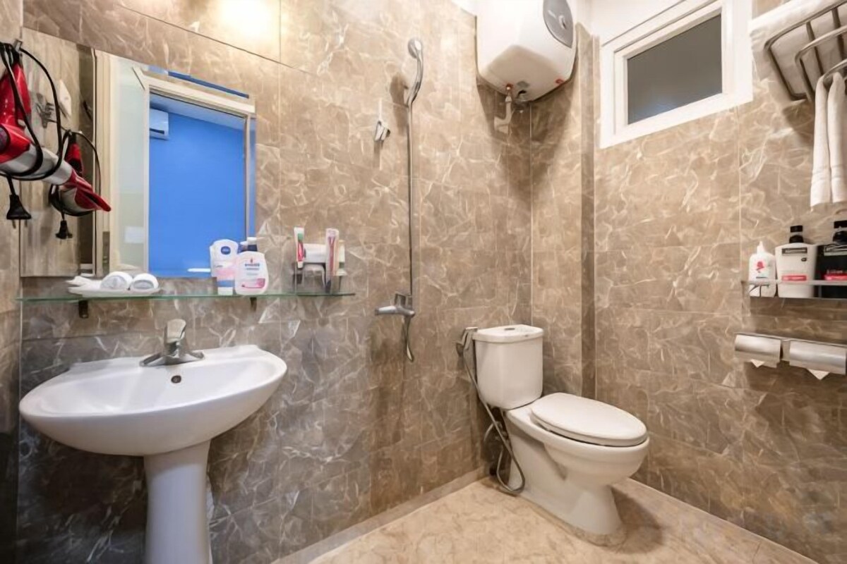 Badezimmer | Dusche, kostenlose Toilettenartikel, Haartrockner, Bademäntel