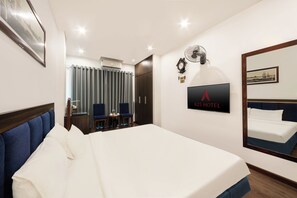 Premium Deluxe Room | Minibar, brankas, tirai kedap cahaya, dan setrika/meja setrika