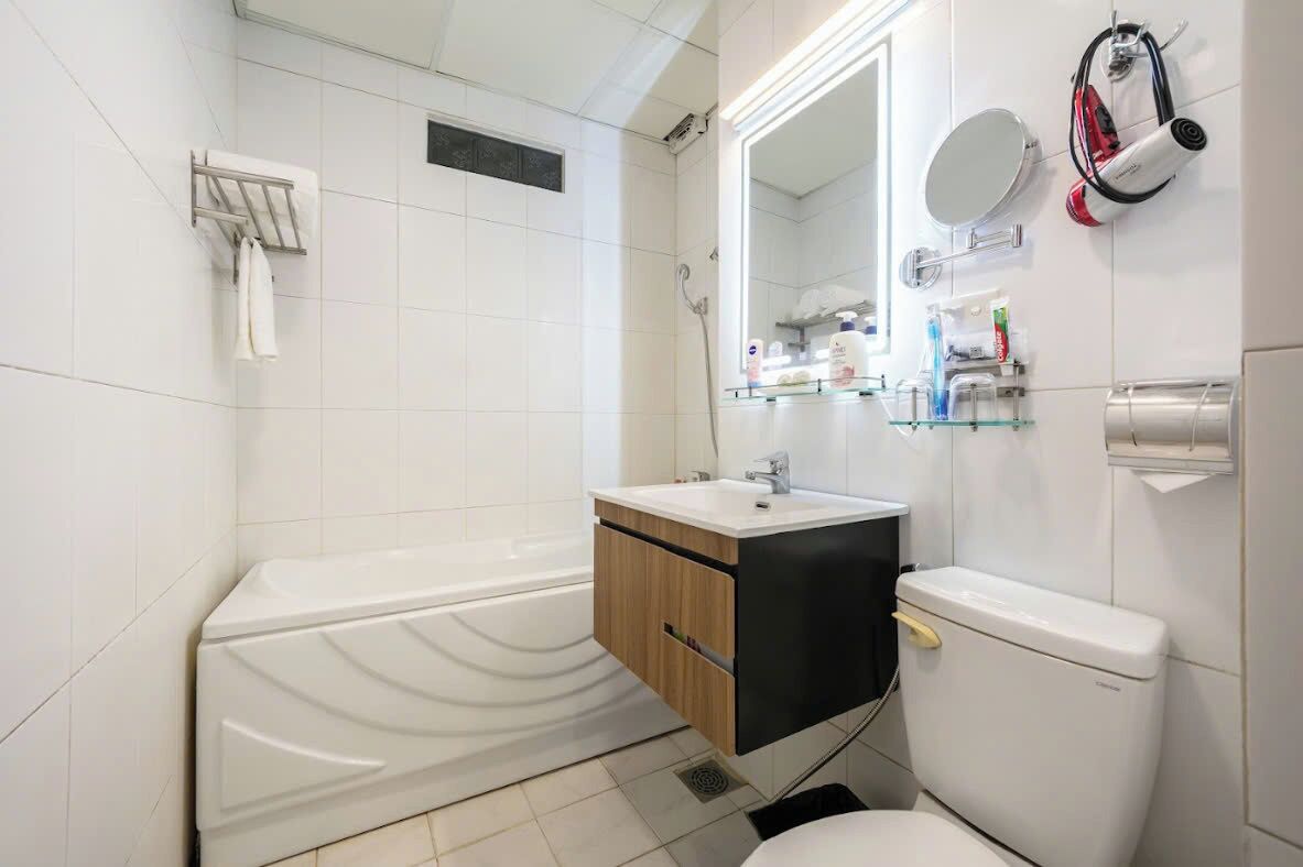 Deluxe Double Room | Bathroom | Shower, free toiletries, hair dryer, bathrobes