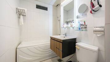 Deluxe Double Room | Bathroom | Shower, free toiletries, hair dryer, bathrobes