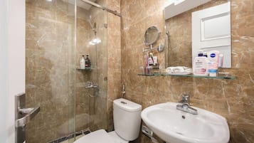 Superior Double Room | Bathroom | Shower, free toiletries, hair dryer, bathrobes
