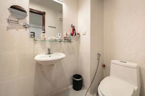 Standard Double Room | Bathroom | Shower, free toiletries, hair dryer, bathrobes - A25 Hotel - 30 An Duong (Hanoi)
