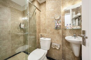 Premium Deluxe Room | Baño | Regadera, amenidades de baño gratuitas, secadora de cabello, batas 
