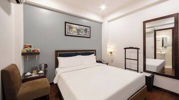 Habitación doble estándar | Minibar, caja de seguridad en la habitación y cortinas blackout