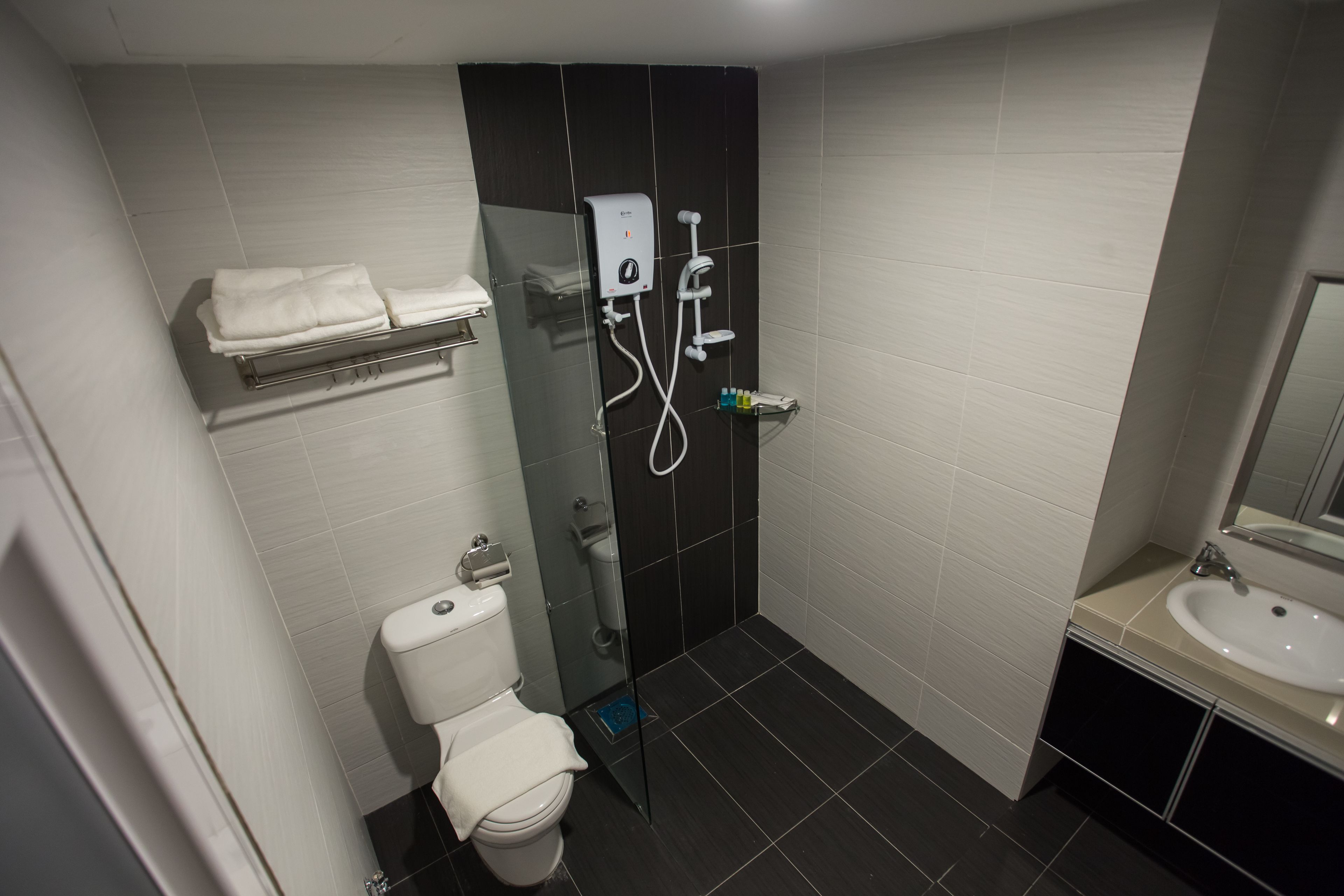 Shower, free toiletries, towels