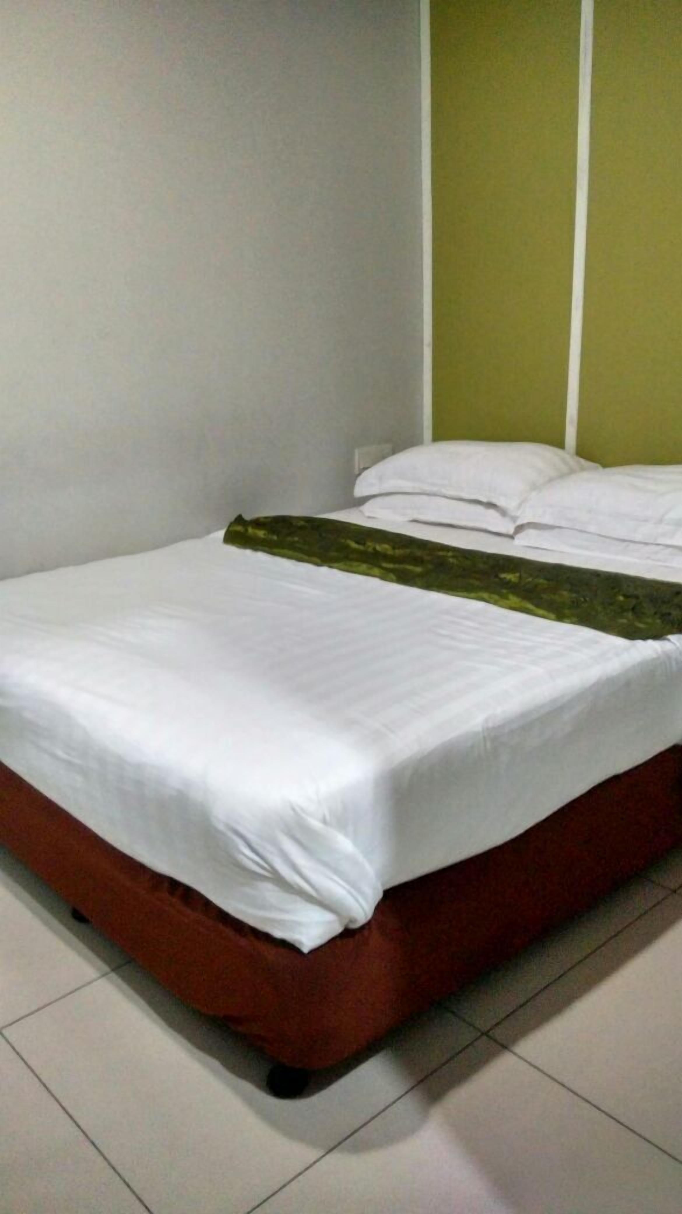 deluxe queen room | desk, iron/ironing board, free wifi