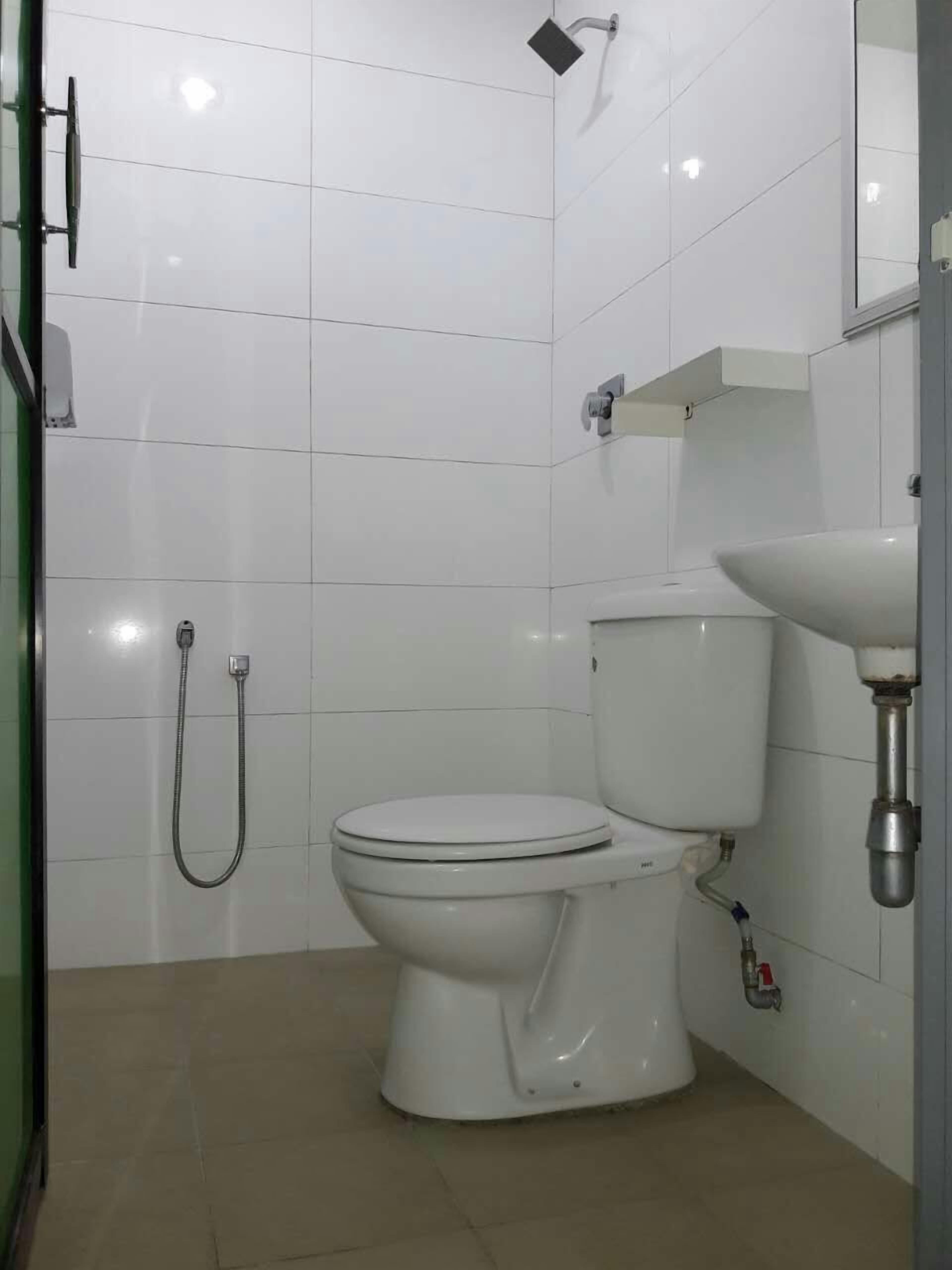 shower, free toiletries, towels