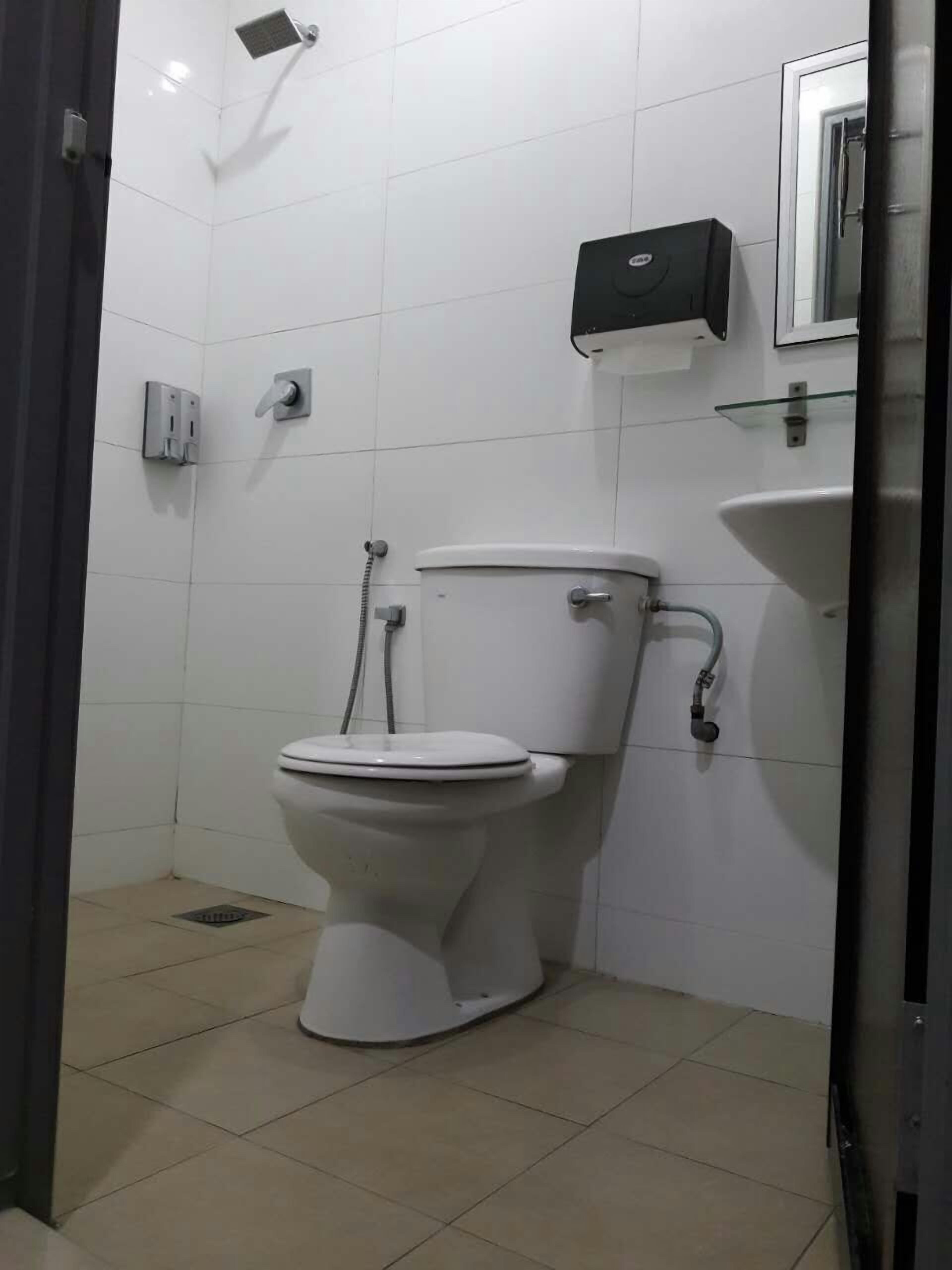 shower, free toiletries, towels