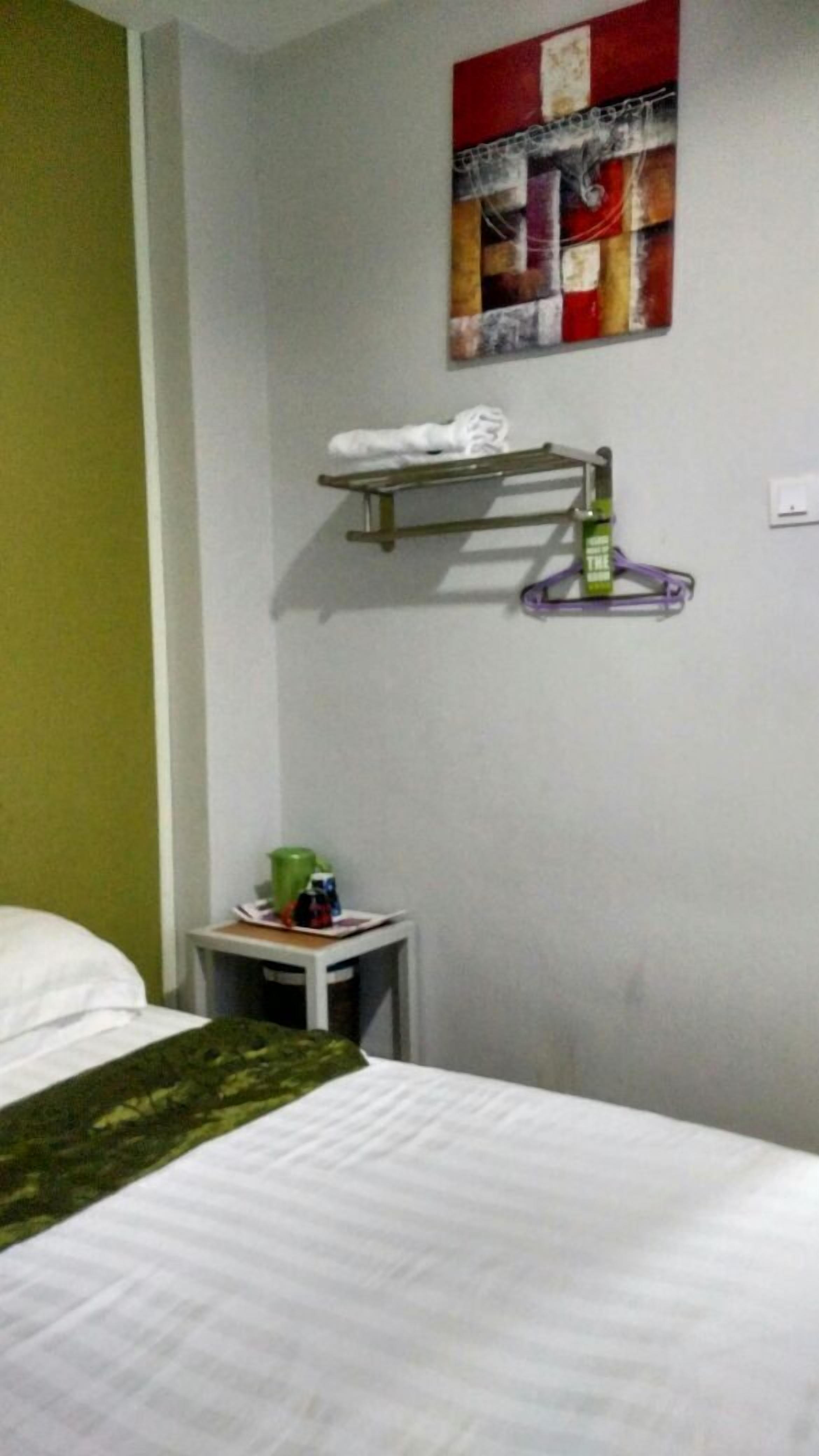 deluxe queen room | desk, iron/ironing board, free wifi