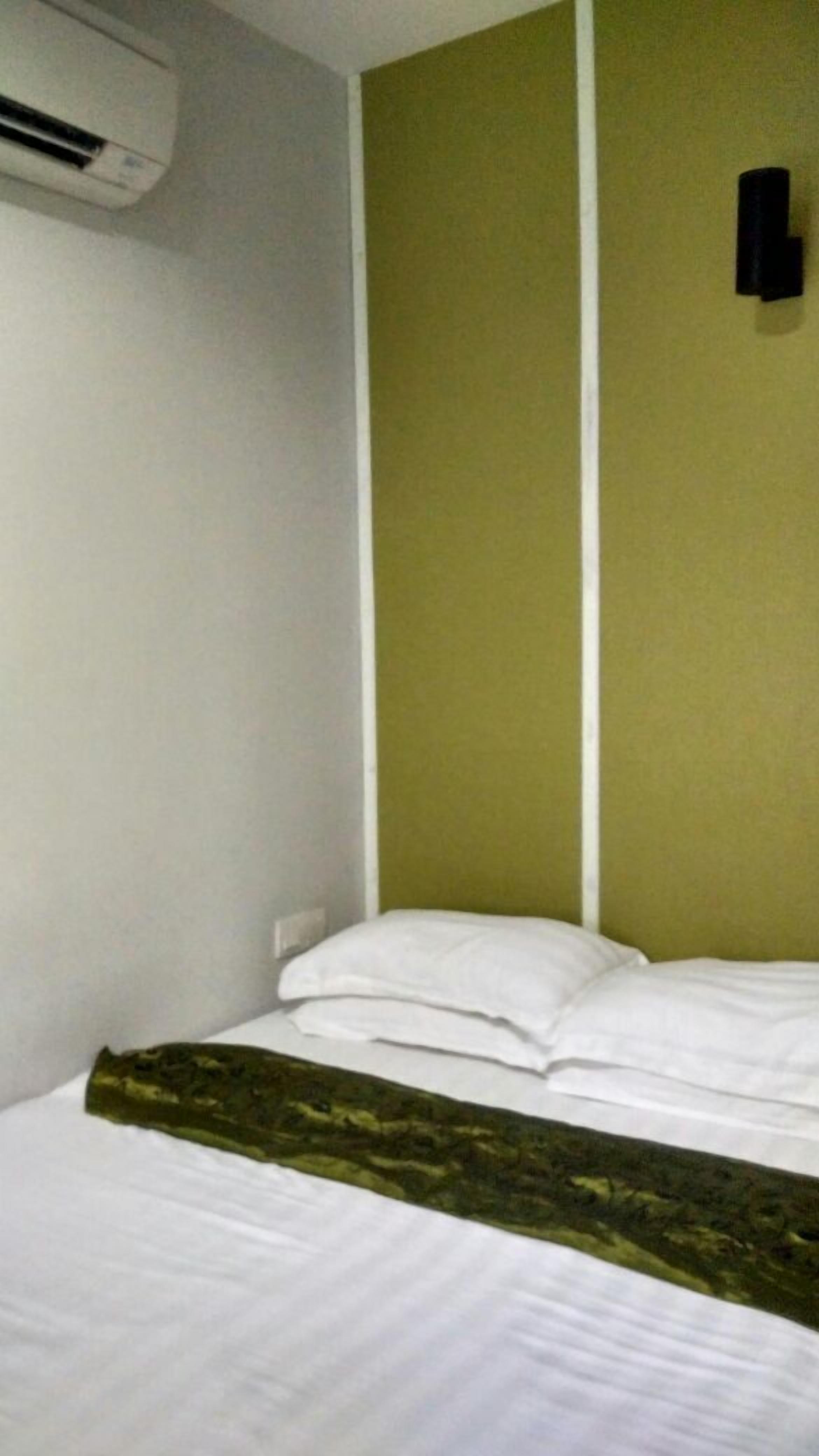 deluxe queen room | desk, iron/ironing board, free wifi