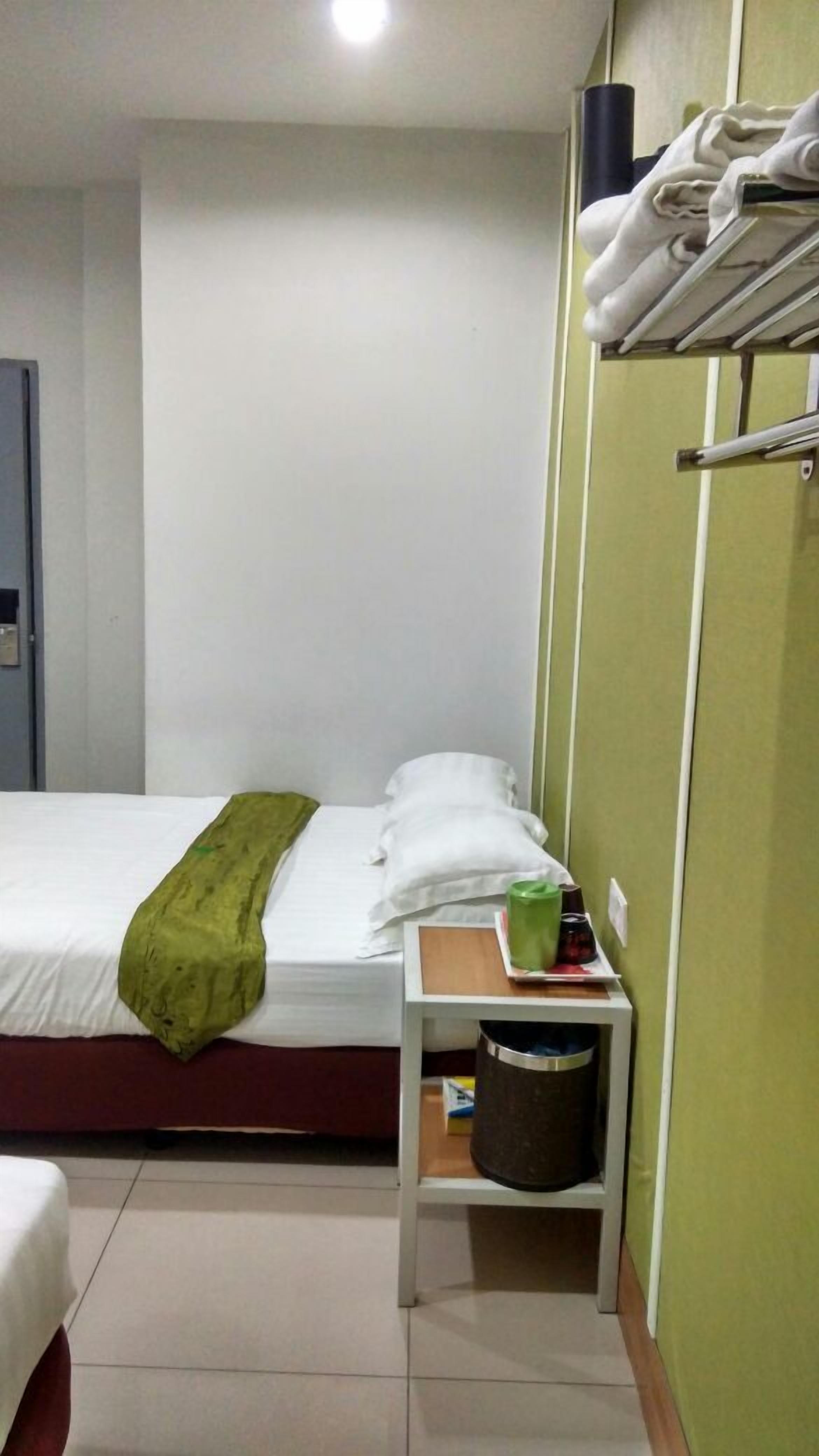 deluxe queen room | desk, iron/ironing board, free wifi