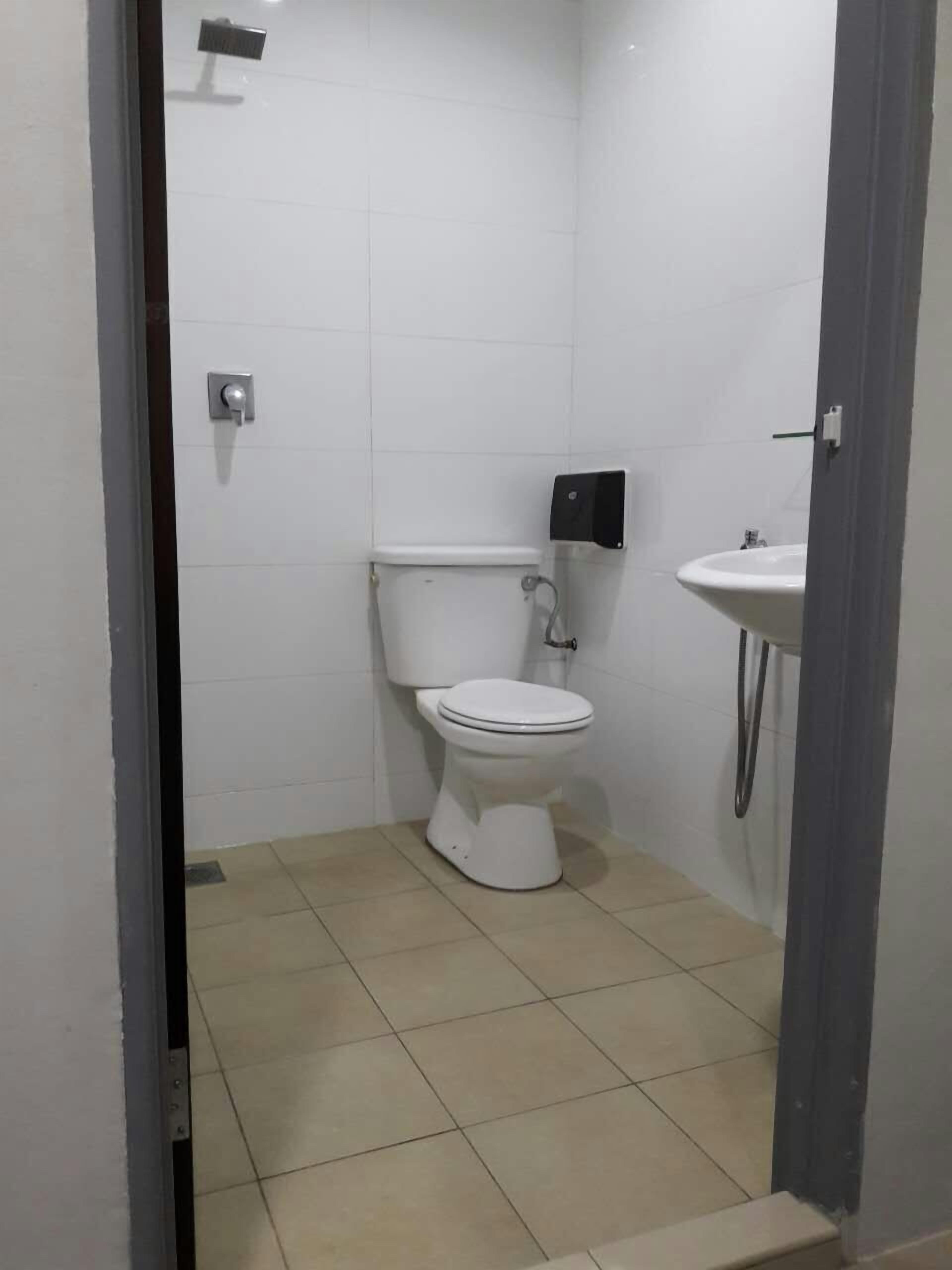 shower, free toiletries, towels