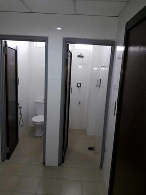 Shower, free toiletries, towels