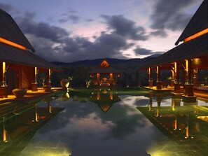 Una piscina al aire libre, tumbonas
