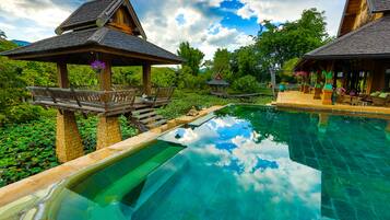 Hồ bơi ngoài trời, ghế dài tắm nắng