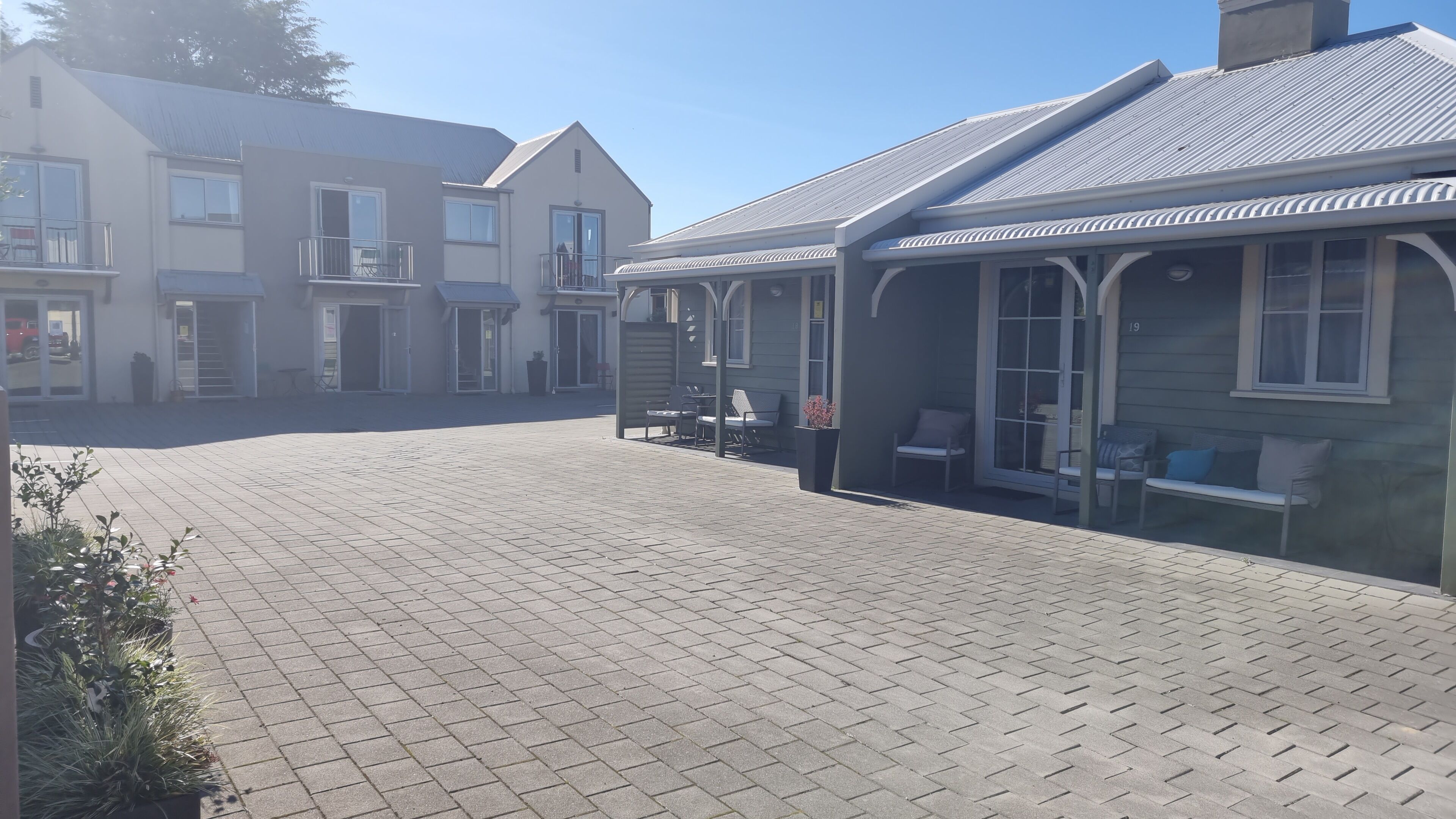 Deluxe Suite, 1 King Bed, Non Smoking, Ground Floor | Courtyard view