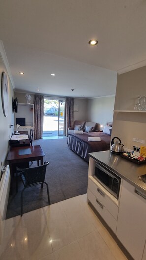 Tradisjonelt studio | Sengetøy av topp kvalitet, skrivebord og skrivebord for bærbar PC