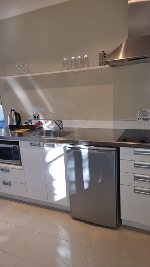 高級寢具、書桌、手提電腦工作空間、熨斗/熨衫板