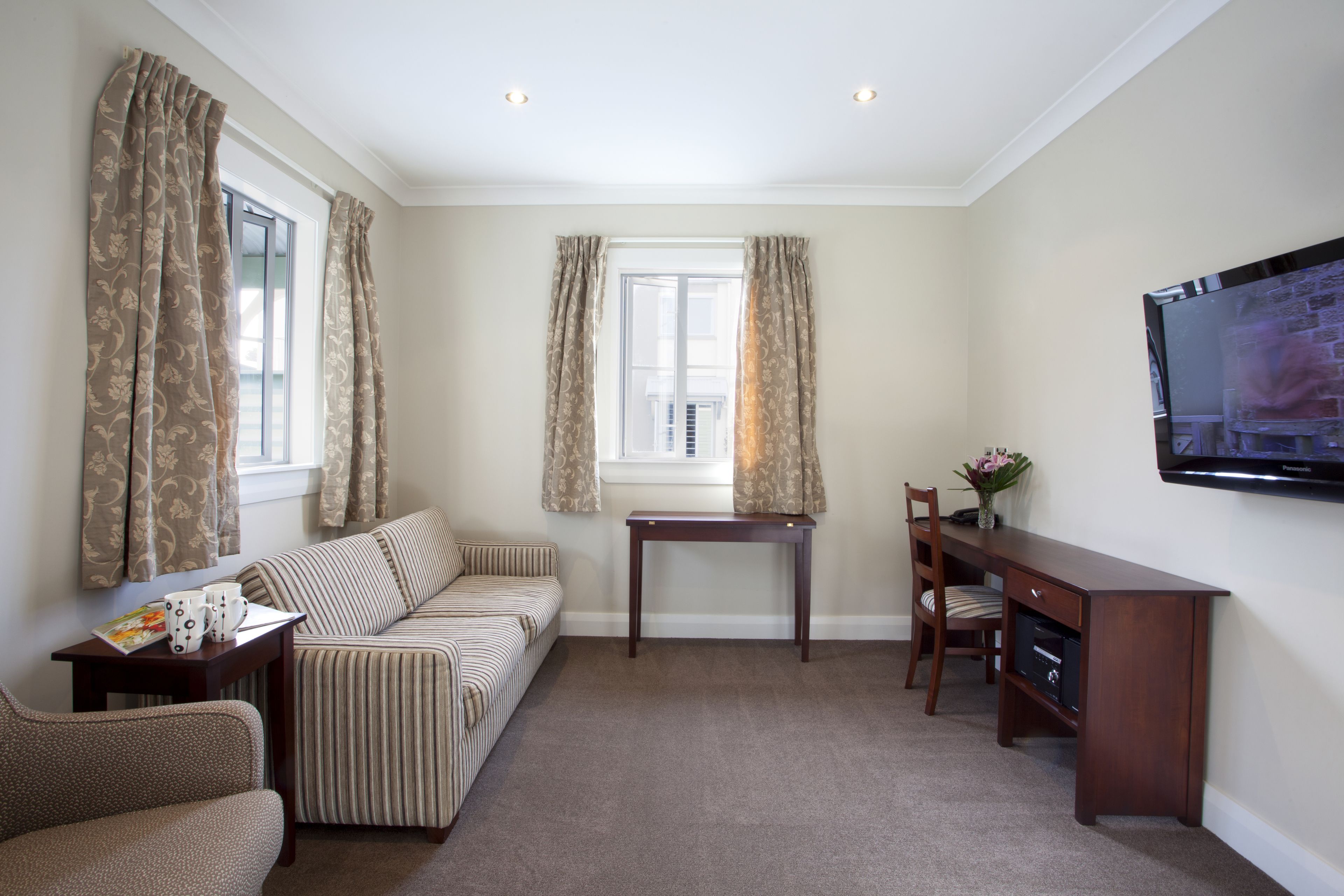 Deluxe Suite, 1 King Bed, Non Smoking, Ground Floor | Living room