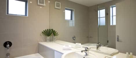 Superior-Suite, 1 King-Bett, Balkon | Badezimmer | Dusche, kostenlose Toilettenartikel, Haartrockner, Handtücher