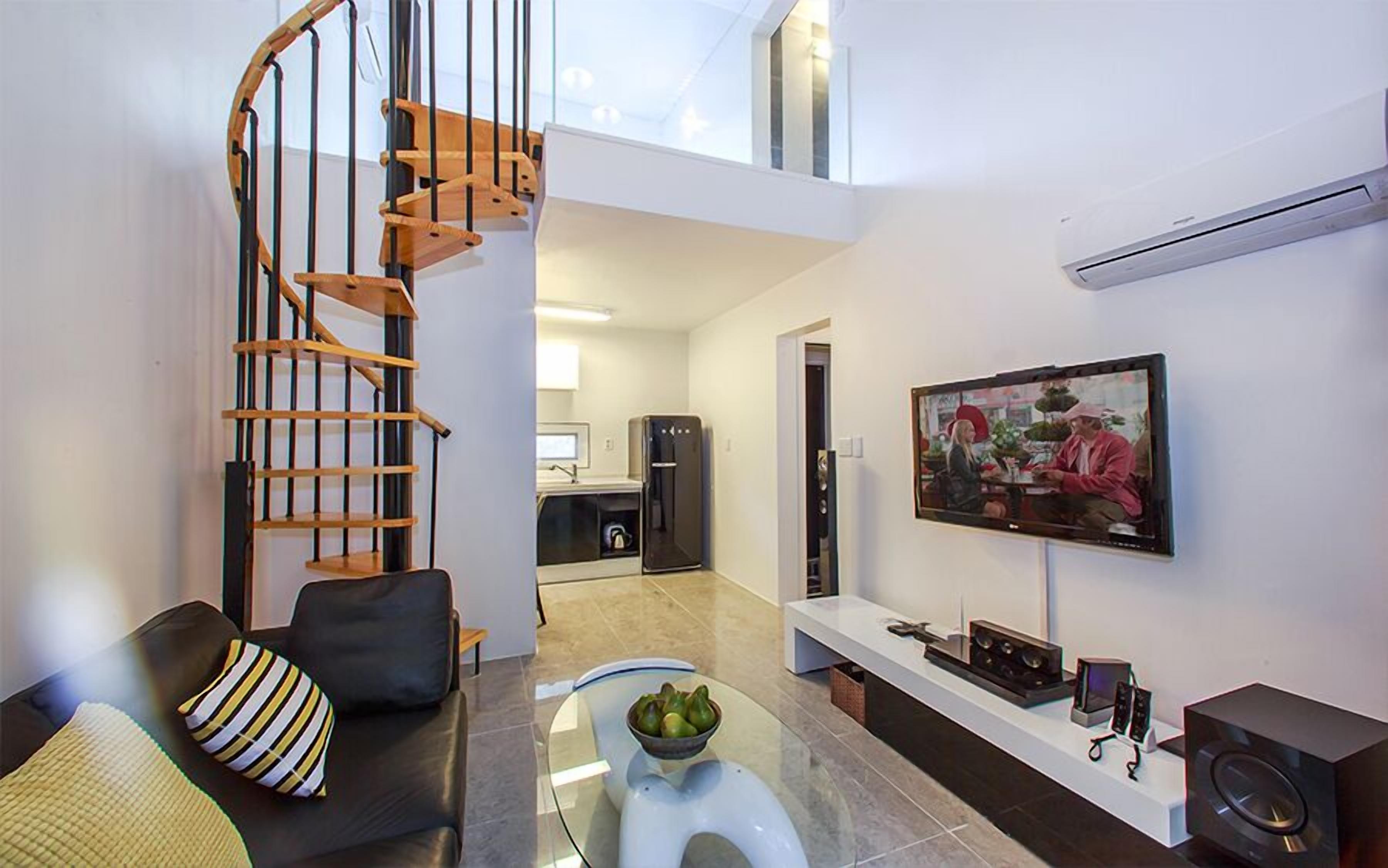 Double Room, Courtyard View, Mezzanine | Living area | 42-inch flat-screen TV with cable channels, TV