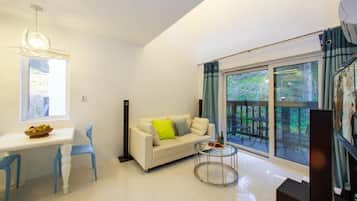 Doppelzimmer, Blick auf den Innenhof, Zwischengeschoss | Wohnbereich | 42-Zoll-Flachbildfernseher mit Kabelempfang, Fernseher