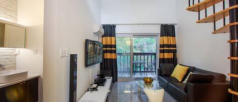 Habitación doble, vista al patio, mezzanine | Área de sala de estar | Televisión de pantalla plana de 42 pulgadas con canales por cable