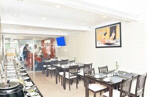 Breakfast, lunch and dinner served - Hotel Bond (Yangon)