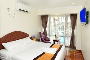 Minibar, caja de seguridad en la habitación y escritorio