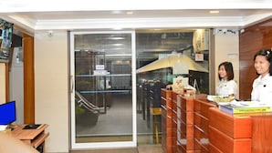 Una reception con una porta scorrevole in vetro che dà su un’area di parcheggio.
