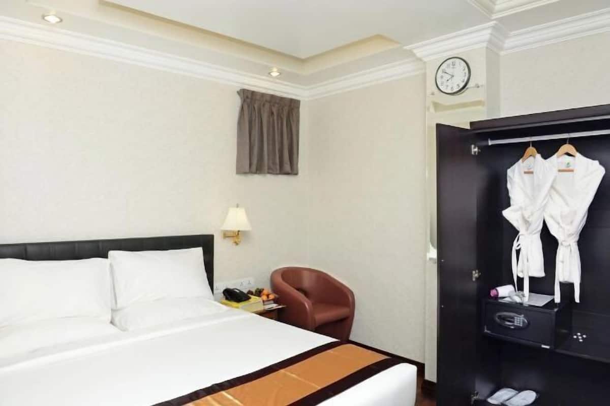 Minibar, coffres-forts dans les chambres, bureau