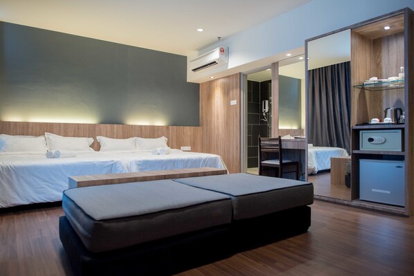 家庭客房 (Deluxe) | 客房內保險箱、書桌、隔音、熨斗/熨衣板