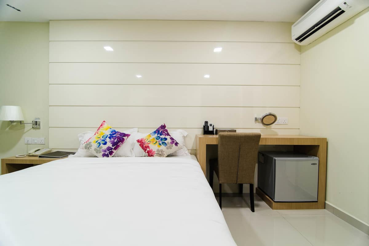 Deluxe Queen Room | In-room safe, desk, soundproofing, free WiFi