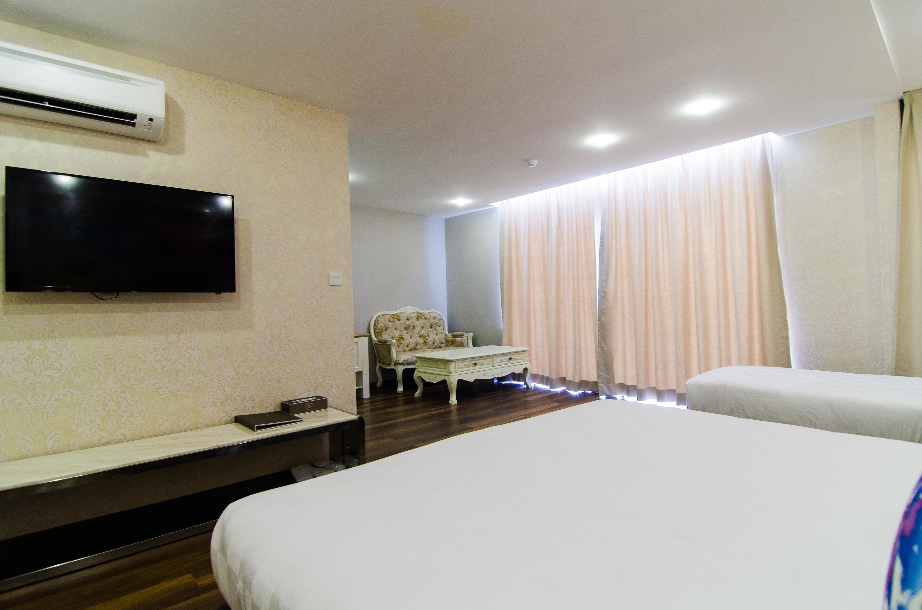 standard family room | in-room safe, desk, soundproofing, free wifi