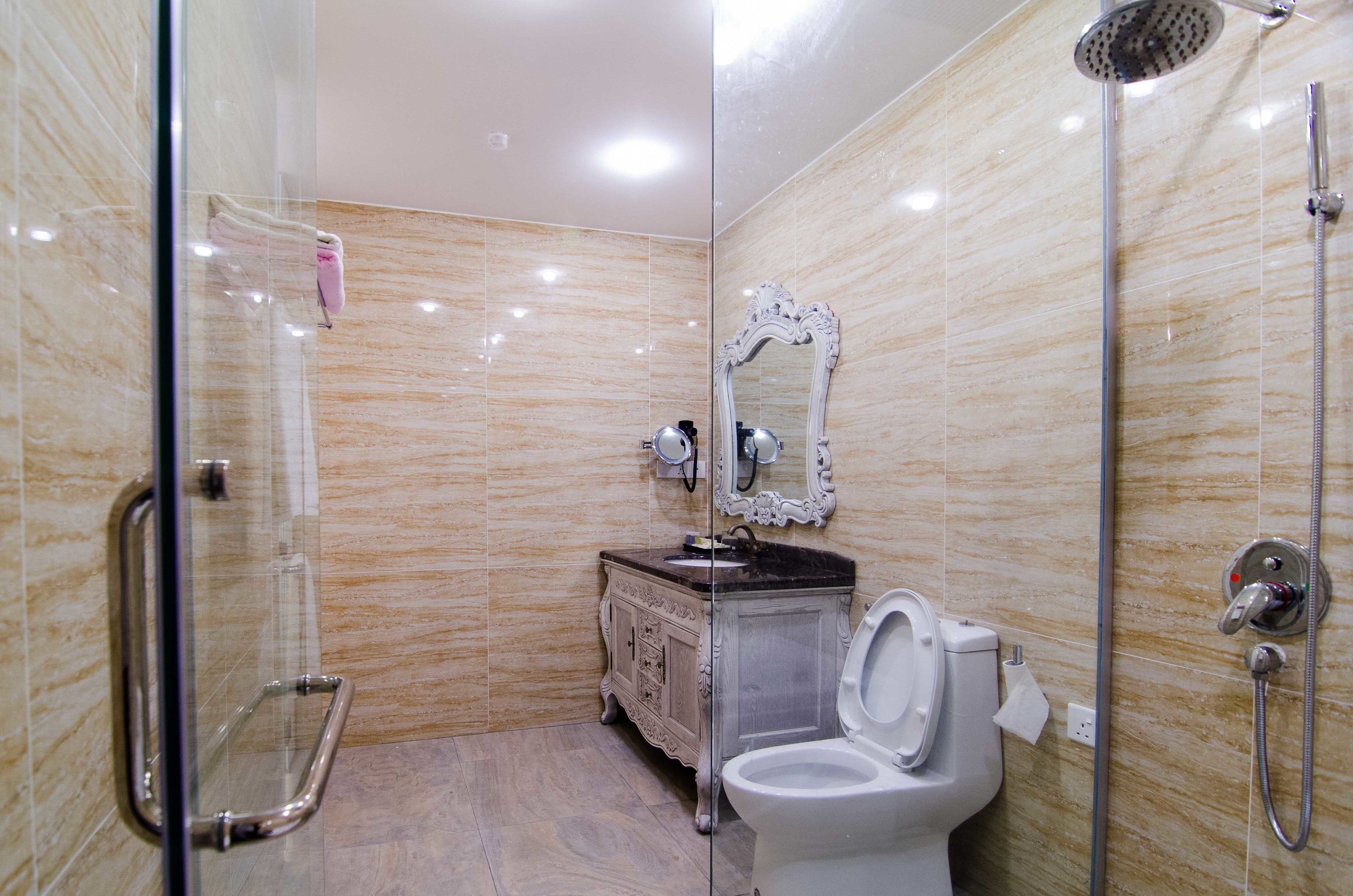 deluxe suite ( 2  ) | bathroom | shower, free toiletries, hair dryer, slippers