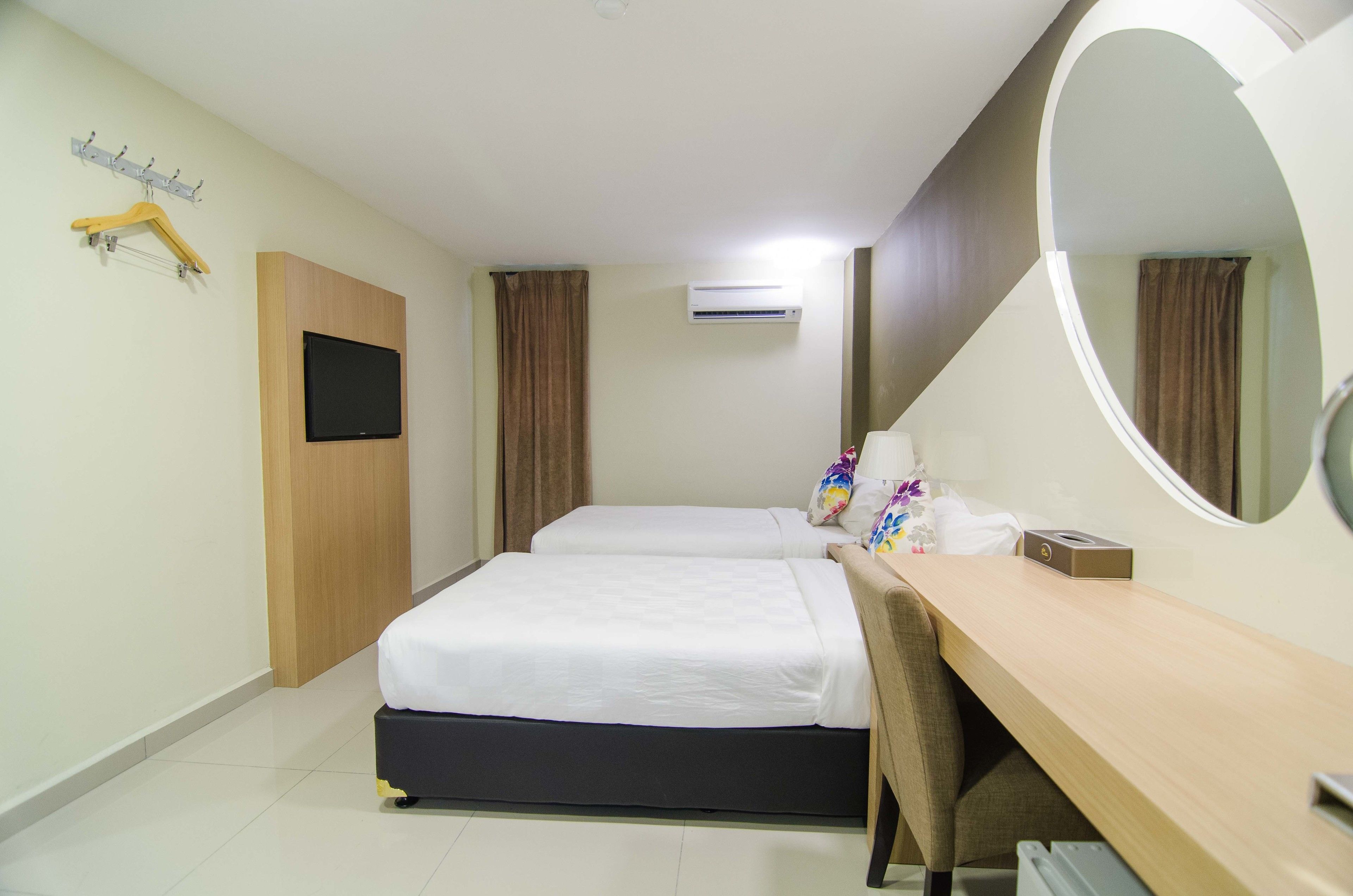 deluxe twin room | in-room safe, desk, soundproofing, free wifi