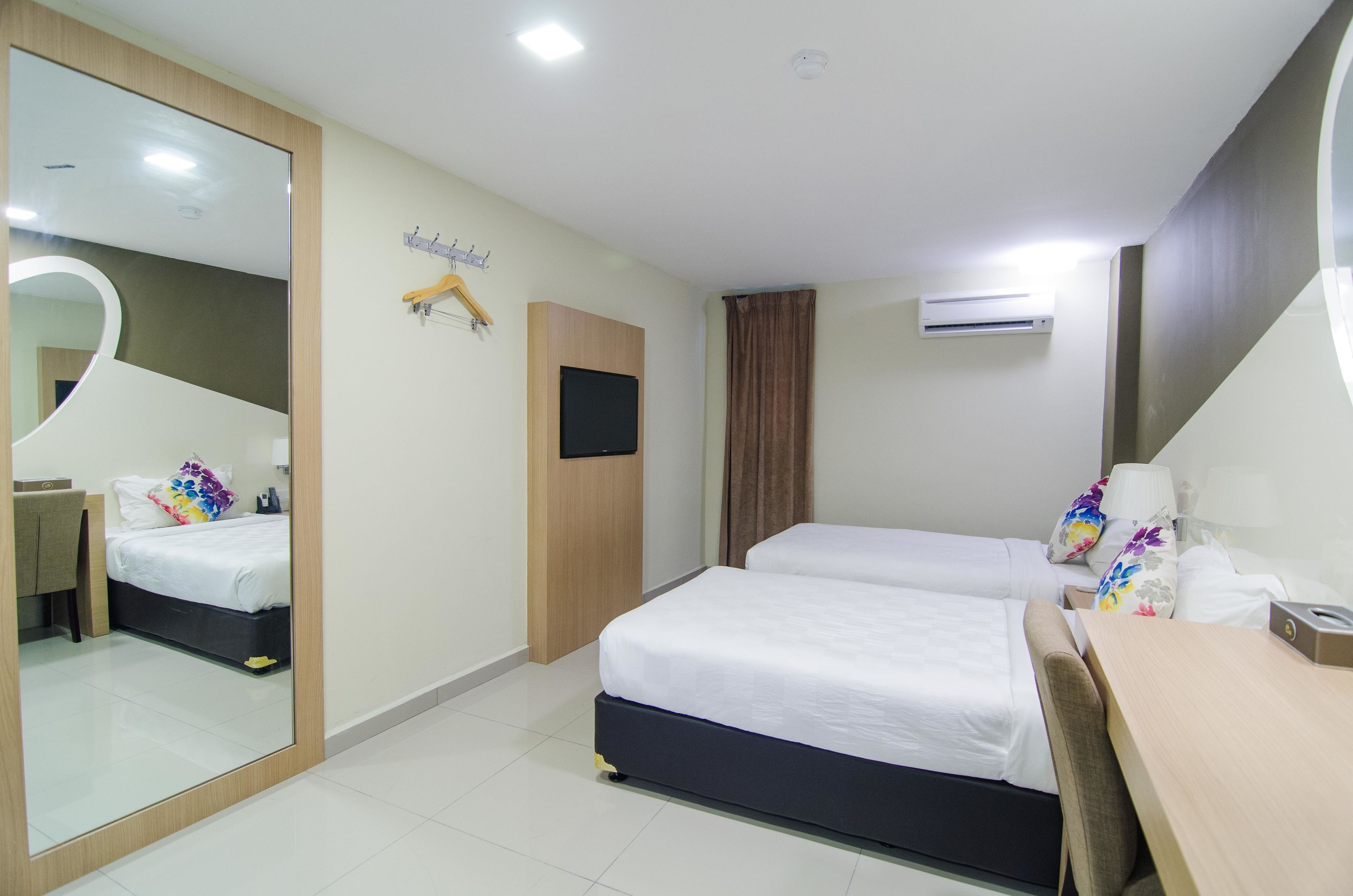 deluxe twin room | in-room safe, desk, soundproofing, free wifi