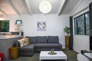 Ferienhaus, 2 Schlafzimmer, Meerblick | Wohnbereich | 46-Zoll-Flachbildfernseher mit Digitalempfang, Fernseher, Netflix