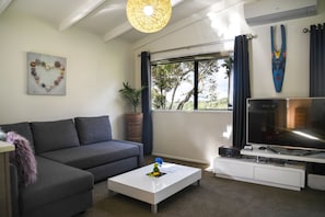 Ferienhaus, 2 Schlafzimmer, Meerblick | Wohnbereich | 46-Zoll-Flachbildfernseher mit Digitalempfang, Fernseher, Netflix