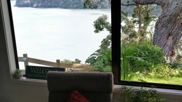 House, 2 Bedrooms, Ocean View | Ruang tamu | 46 inci televisyen skrin rata dengan digital, TV, Netflix