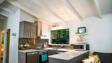 House, 2 Bedrooms, Ocean View | Dapur peribadi | Peti sejuk/penyejuk beku saiz penuh, ketuhar gelombang mikro, ketuhar