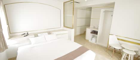 Skrivebord, strykejern/-brett, wi-fi (inkludert) og sengetøy