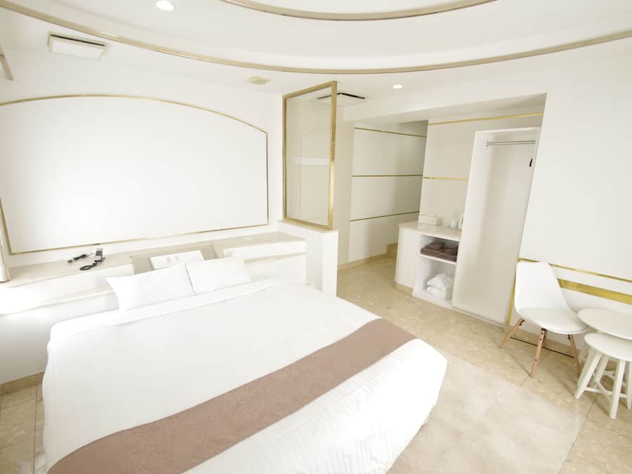 Skrivbord, strykjärn/strykbräda, gratis wi-fi och sängkläder