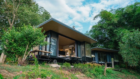 Panoramic Riverside Cabin with Jacuzzi | Terrace/patio