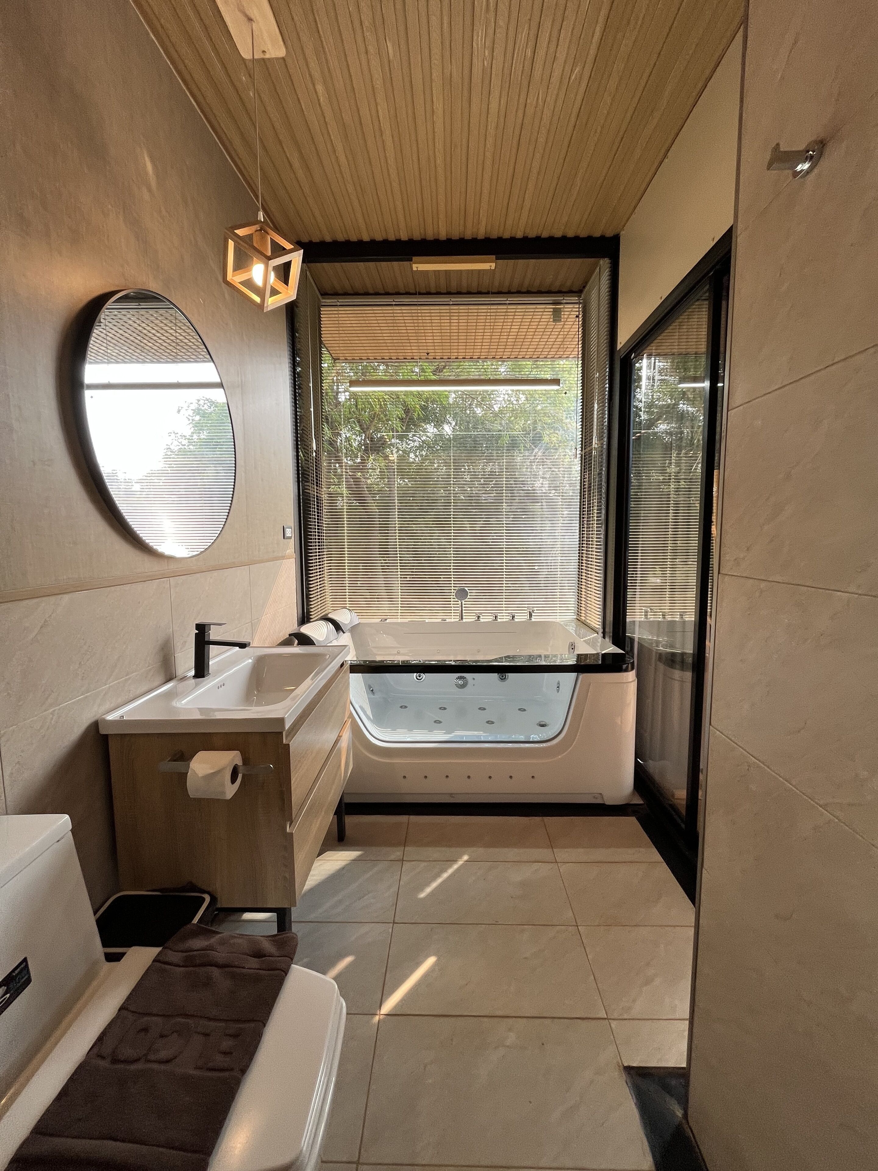 Panoramic Riverside Cabin with Jacuzzi | Tab mandi berendam