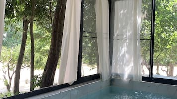 Pool villa Riverside | Skrivbord, gratis wi-fi och sängkläder