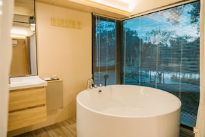 Tree House River View with Bath tub | Salle de bain | Articles de toilette gratuits, sèche-cheveux, bidet, serviettes fournies
