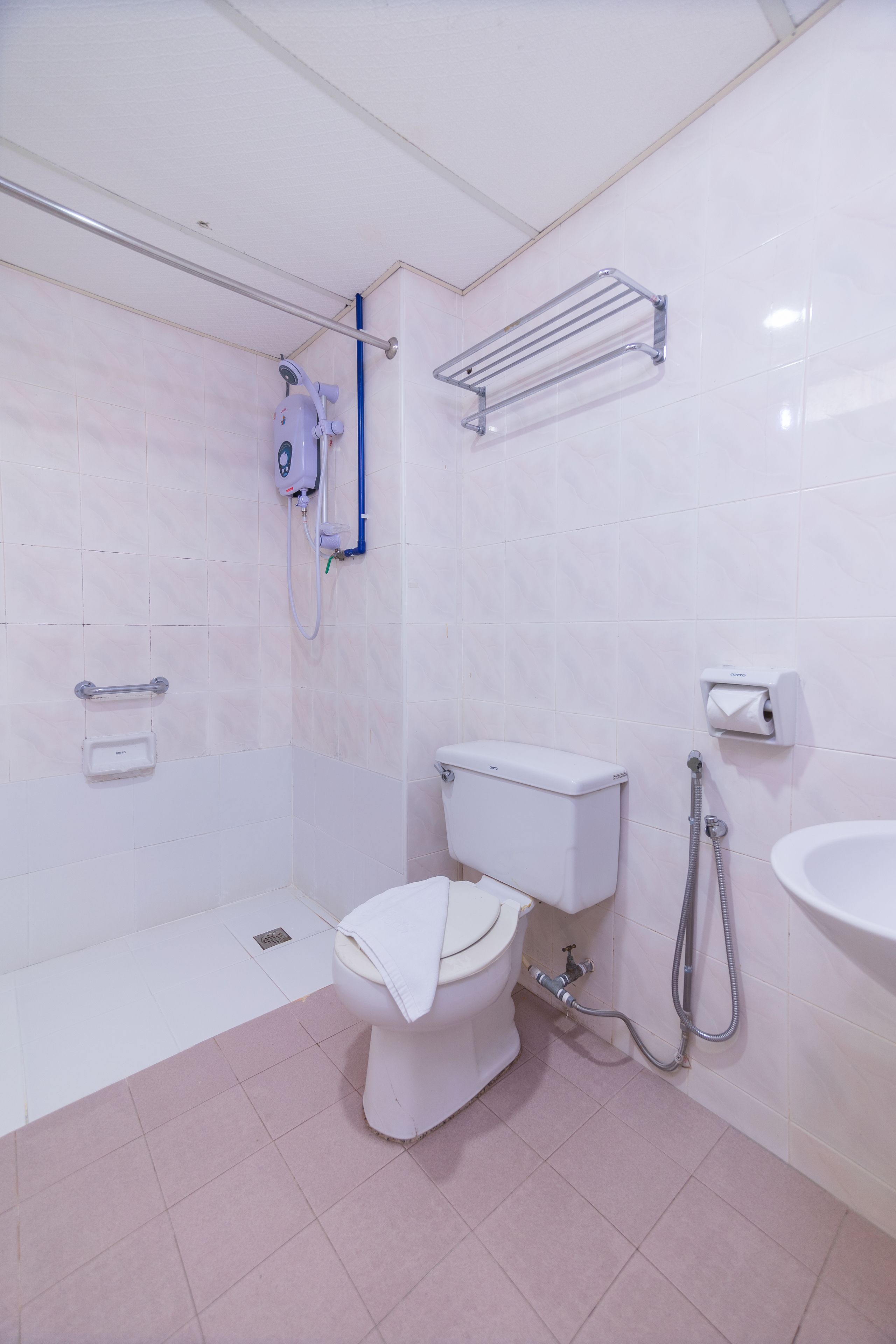 Une salle de bain avec des toilettes, une douche et un lavabo.